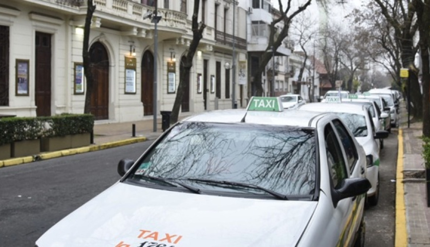Taxis en La Plata: más viajes y más horas, pero fuerte caída del ingreso real