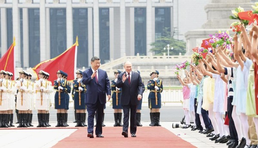 Xi y Putin conversan en Beijing mientras toman té