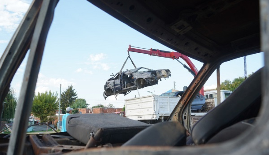 Operativo chatarra en La Plata: el Municipio ya retiró 260 autos abandonados en la vía pública en lo que va del año
