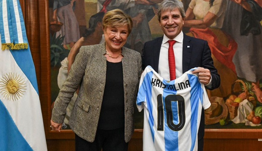 Caputo y Georgieva encabezaron una conferencia sobre economía, reservas e inversión
