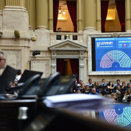 Nunca en la historia el Congreso rechazó un DNU sobre deuda pública, según informe de la Universidad Austral