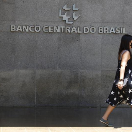 Banco Central de Brasil eleva tasa básica de interés a 14,25% anual