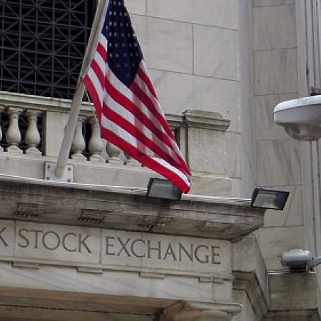 El S&P 500 oscila entre ganancias y pérdidas mientras los inversores digieren los datos del mercado laboral y la Fed