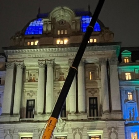 El Gobierno quitó de la fachada del Palacio Libertad el nombre de Néstor Kirchner