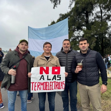 El radicalismo platense participó de la manifestación contra la instalación de plantas termoeléctricas en Brandsen