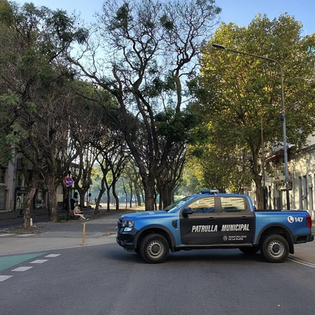 Municipio inició la pavimentación en plazas claves, y Leguizamón (PRO) dijo que “felicito al Municipio a pesar de sus funcionarios que lo trabaron cuando lo propusimos”