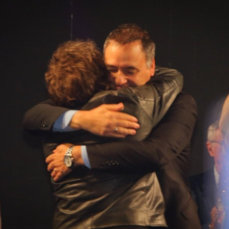 Cerró campaña LLA: Milei lanzó su furia contra el PRO, mientras hubo empujones, reclamos de pagos por concurrir al acto, y un robo a periodista