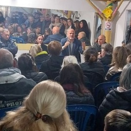Asediados por una ola de hechos delictivos, vecinos del oeste platense se reunieron con autoridades para reclamar mayor seguridad