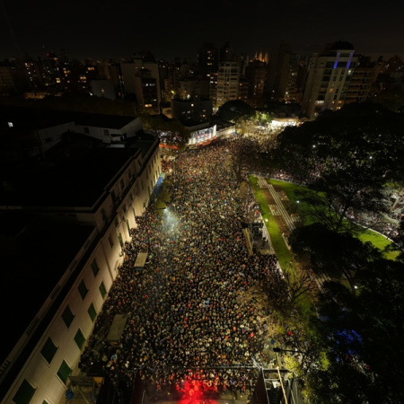 La Plata celebró la reinauguración de Plaza Rocha con el recital de Santiago Motorizado