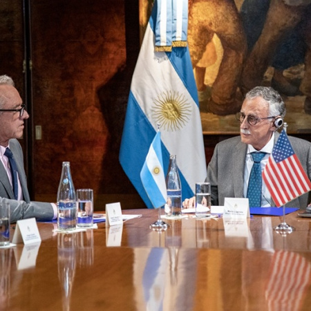 El ministro Mario Lugones mantuvo un encuentro con su par de Estados Unidos, Robert F. Kennedy Jr.