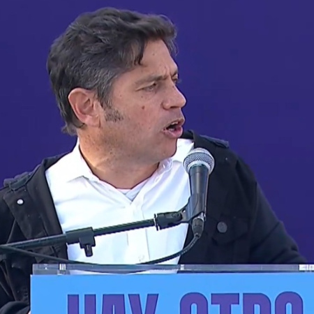 Kicillof lanzó el Movimiento Derecho al Futuro, y buscó polarizar con Milei