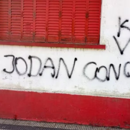 Tilos y diagonales: La violencia política golpeó a siete locales radicales, en medio de la movilización “K” hacia Plaza de Mayo