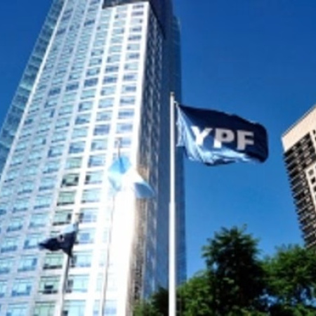 Ordenan a la Argentina que entregue el 51% de las acciones de YPF a beneficiarios del fallo