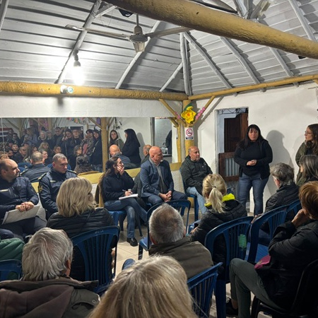 Reunión vecinal en Abasto: malestar por la ausencia del delegado y reclamos por seguridad
