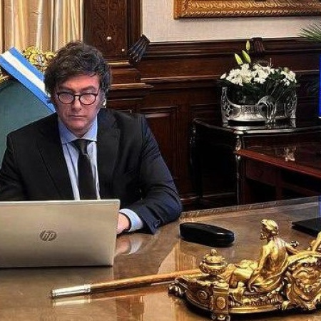 Milei expuso un sondeo adjudicado a Clarín en donde la sumatoria de opciones pasa holgadamente el 100%