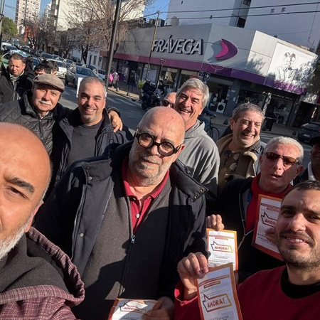 Clima electoral en La Plata: mesas en toda la ciudad apoyando la consulta popular por la autonomía