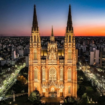 La Catedral, protagonista de las vacaciones con el mural del Papa y un circuito en las alturas
