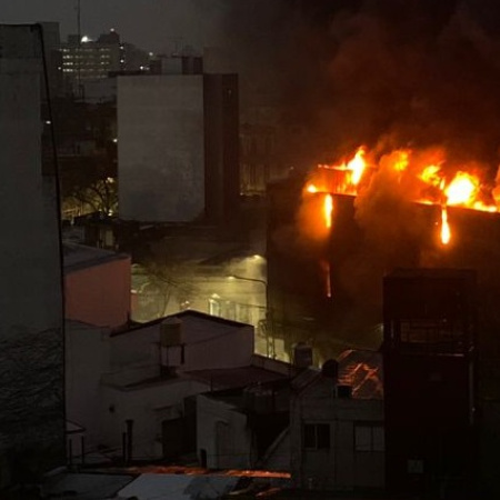 Incendio en un depósito de La Plata: se derrumbó el techo y por las explosiones cayeron heladeras a la calle