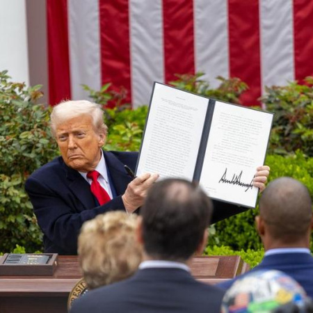 Trump presenta demanda por difamación contra varias empresas de noticias
