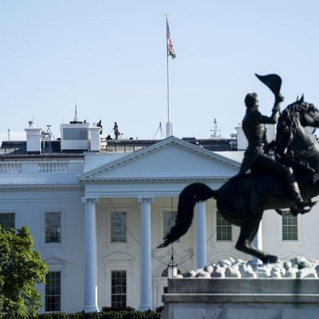 Trump acusa a Obama de "traición" en medio del escándalo por el caso Epstein