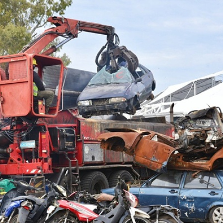 Avanza el plan de compactación de vehículos abandonados en La Plata