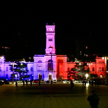 El Palacio Municipal se iluminó en homenaje a Favaloro a 25 años de su fallecimiento
