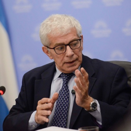 Un ministro de Milei con las horas contadas