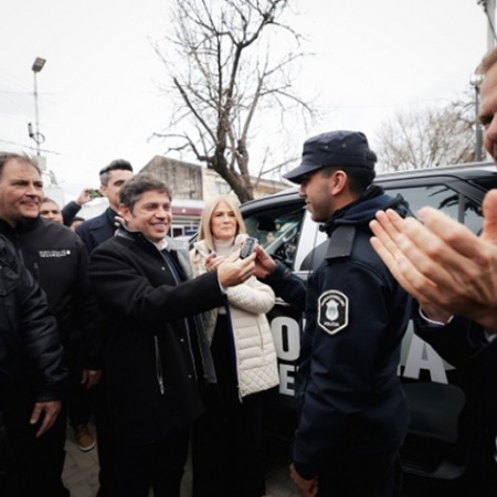 Kicillof entregó nuevos patrulleros para fortalecer la seguridad de Ezeiza junto a Granados