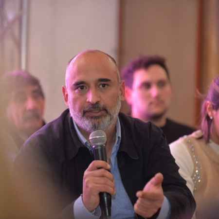 Bazze consideró que en La Plata, el sistema educativo colapsó y presentó propuestas de colaboración comunal