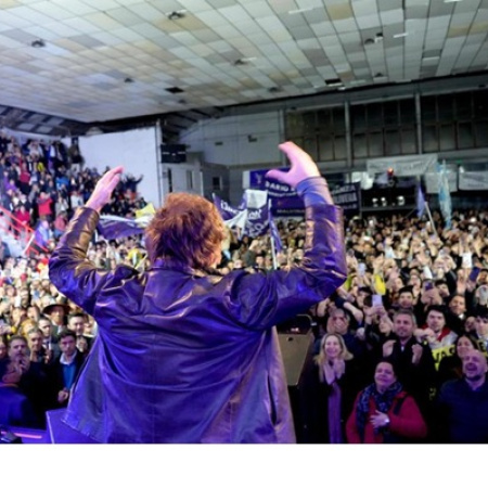Bailar pegados y con la música de una campaña sucia