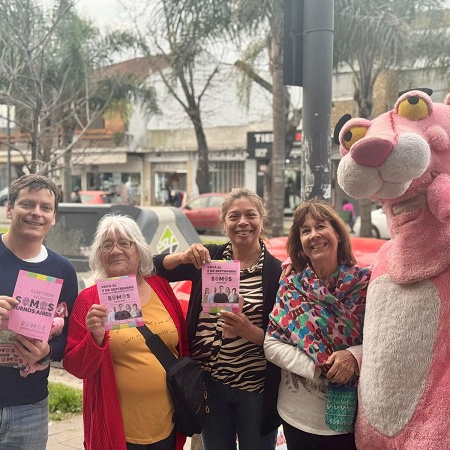 La Pantera Rosa de Somos Buenos Aires hizo campaña en Los Hornos junto a Nicoletti