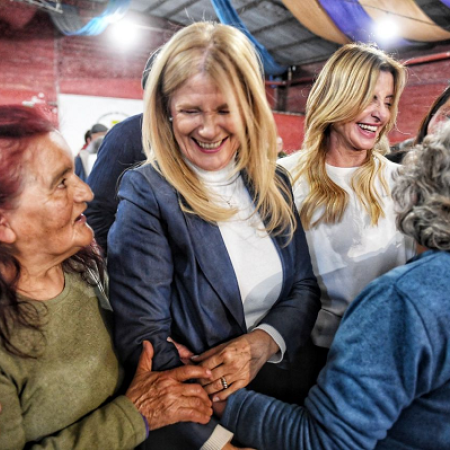 Rodeada de un centenar de jubilados, Verónica Magario afirmó que la tristeza que genera Milei se combate con un voto en contra