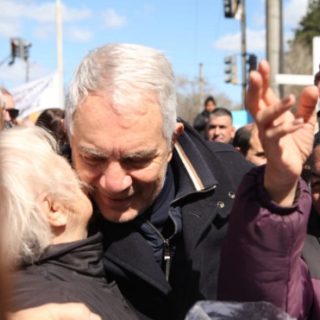 Cierres de campaña: Alak sigue con una “maratón” por barrios, y Nicoletti realiza encuentro en el Club de los Abuelos