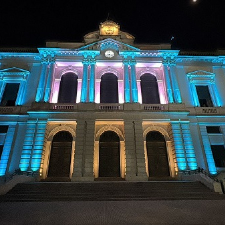 La Casa Matriz del Banco Provincia luce iluminada y realza el centro histórico de La Plata
