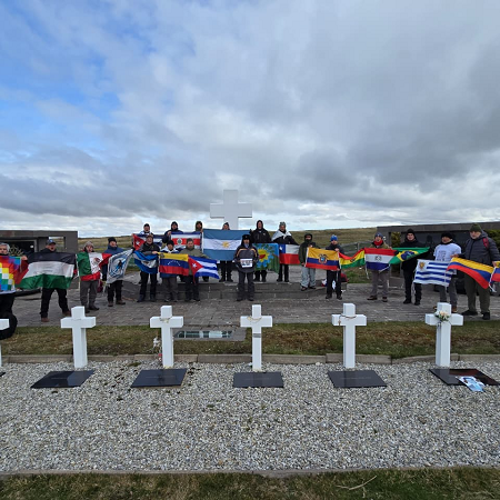 Excombatientes del CECIM La Plata visitaron el Cementerio de Darwin y exigieron completar el proceso de identificación
