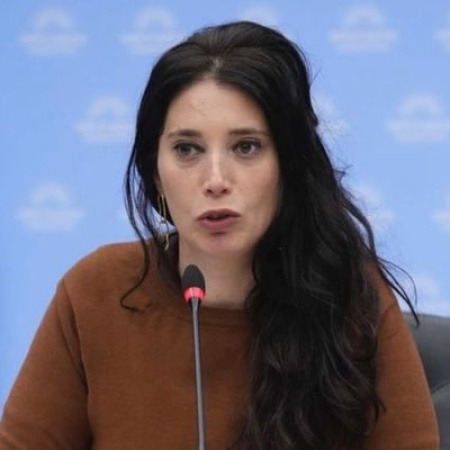 Malvinas, bidet y religión: los tuits que agitan la campaña de Ajmechet