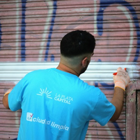 La Plata suma más espacios renovados con las cuadrillas municipales de “Ciudad Limpia”