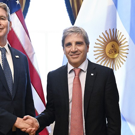 Bessent anunció que la asistencia financiera para la Argentina llegaría a US$40.000