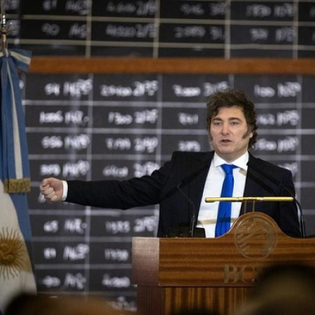 Presidente Milei asegura que Argentina podría usar "swap"con EE. UU. para cancelar compromisos de deuda en 2026