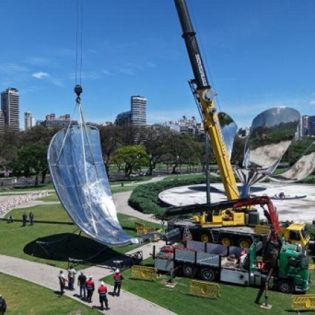 Con un megaoperativo, comenzó la etapa final de la restauración de la Floralis