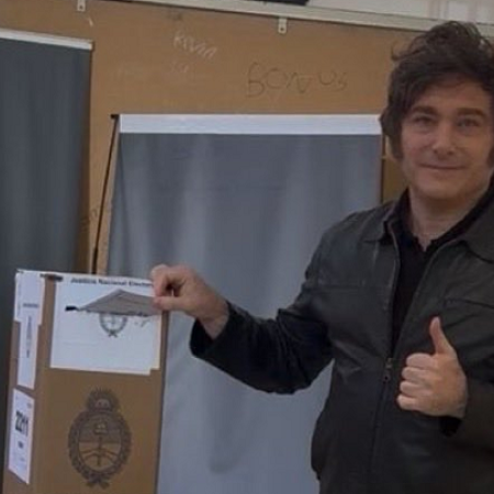Voto el Presidente sin hacer declaraciones