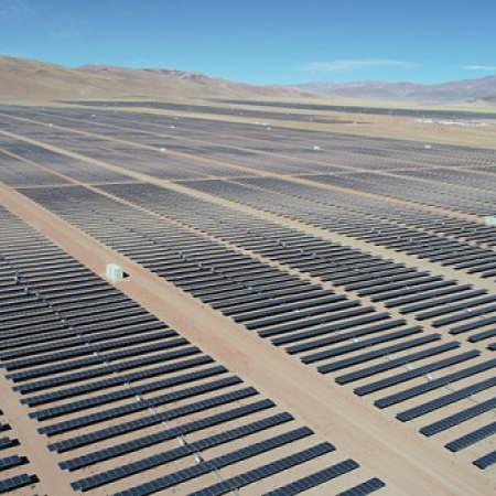 Tecnología fotovoltaica combate desertificación y genera beneficios ecológicos y económicos en regiones áridas del oeste de China