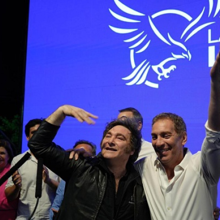 Santilli celebra el triunfo en Buenos Aires y apunta a la gobernación en 2027