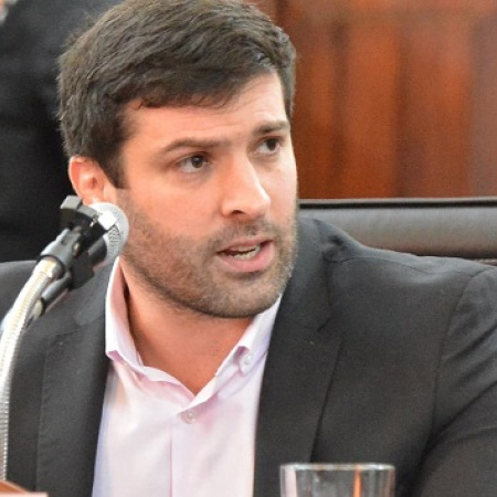 Se lo tenían guardado! Los radicales de La Plata dan pelea en un concurso del “político más fachero”