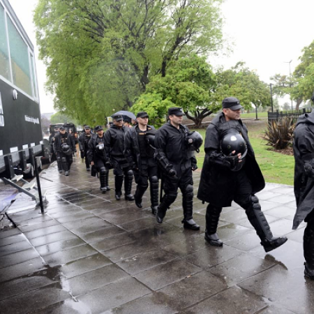 La Ciudad de Buenos Aires desalojó a mil manteros que ocupaban el Parque Alberdi y la avenida Lisandro de la Torre en Mataderos
