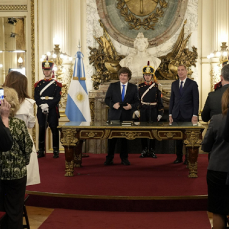 El presidente Milei tomó juramento al ministro del Interior, Diego Santilli