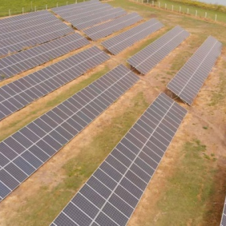 Cinco municipios bonaerenses sumarán parques solares con almacenamiento en litio