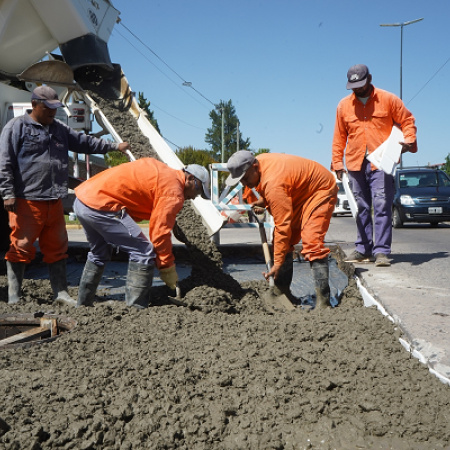 Avanza la obra de la nueva avenida 44 con hormigonado, forestación e iluminación