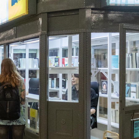 Llegó BiblioSubte, la primera biblioteca pública en la red de subterráneos porteña