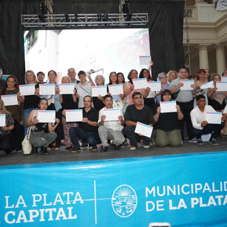 Alak y Terigi encabezaron la entrega de diplomas a 2 mil egresados